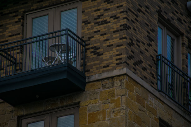 德克萨斯州奥斯汀的一个摩天大楼公寓的小阳台图片下载