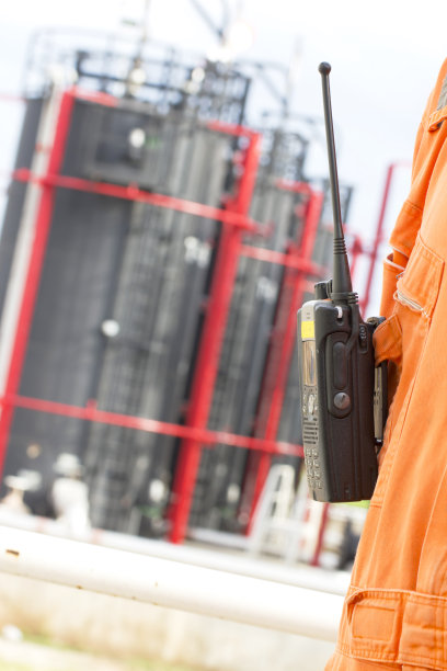 户外用对讲机的人图片下载