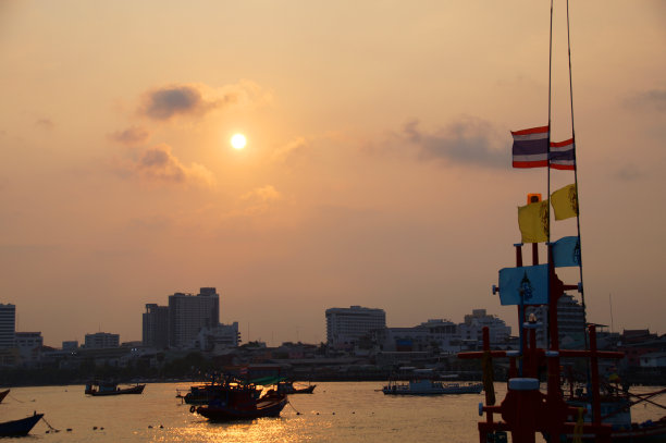暮色中的芭堤雅港，泰国图片下载