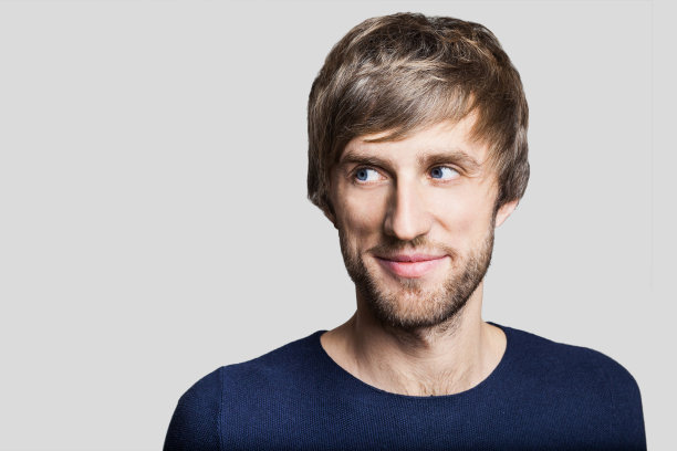 英俊的男人看向别处素材图片