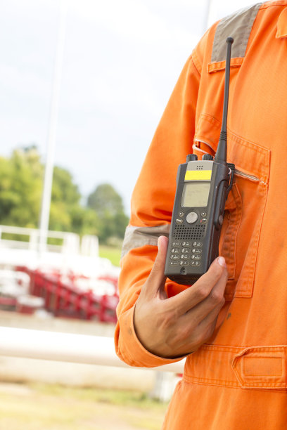 户外用对讲机的人图片下载