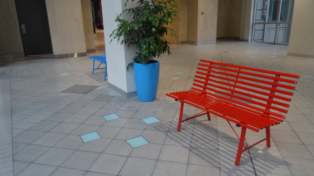 红色休闲座椅和室内植物图片下载