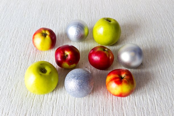 圣诞作文:苹果和银色圣诞树球图片下载