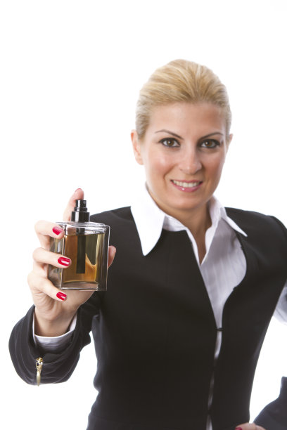 年轻女子在你身上喷香水图片下载