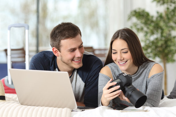 几个游客在看相机拍下的照片图片下载