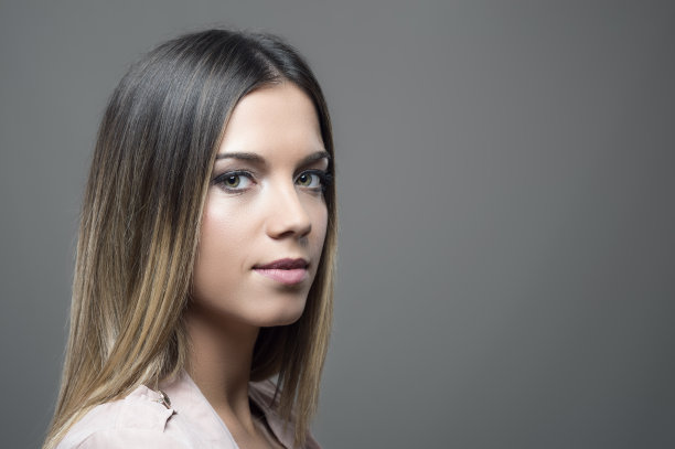 穆迪肖像的年轻美丽看着相机的肩膀图片下载