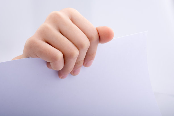 手拿着纸图片下载