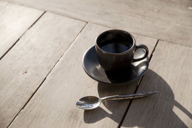 早上在花园里喝咖啡图片下载