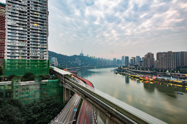 中国重庆高架轻轨，现代城市交通透视。图片下载