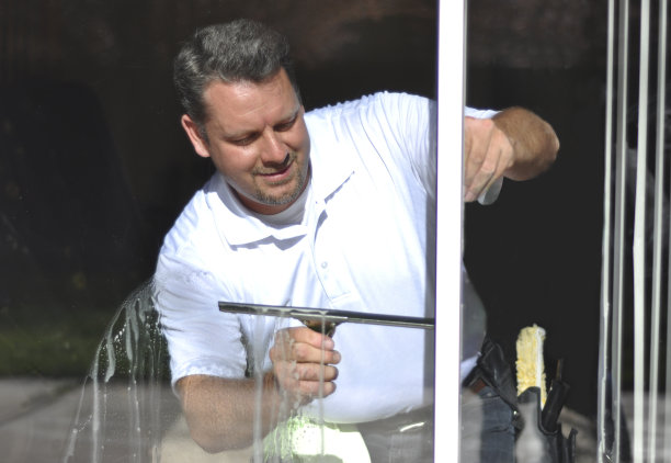 擦窗户的人擦窗户图片下载