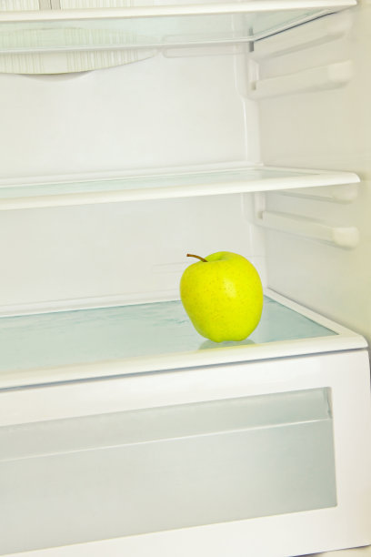 家用冰箱里的黄苹果。生活方式的概念。图片下载