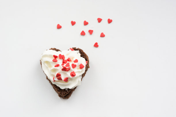 情人节卡片。奶油和红心的甜饼干。图片下载