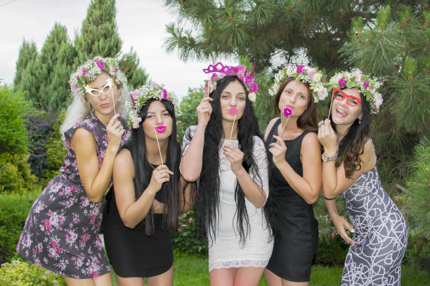 五个美丽的年轻女孩在公园里摆姿势图片下载