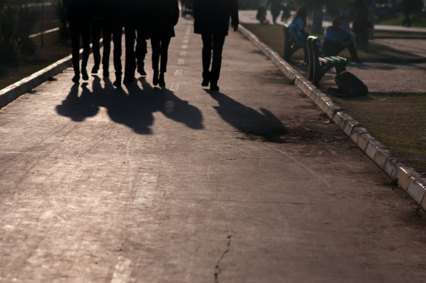 黑影里的人会投下阴影图片下载