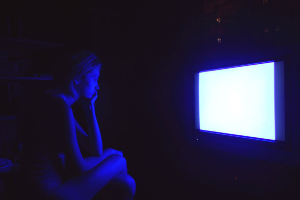 可怜的白人女人晚上看电视图片下载