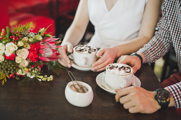 手里拿着咖啡杯图片下载