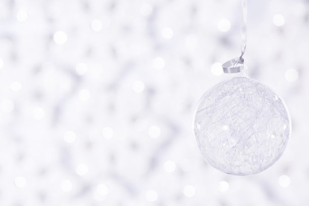 美丽闪亮的球在一个冬天的背景图片下载