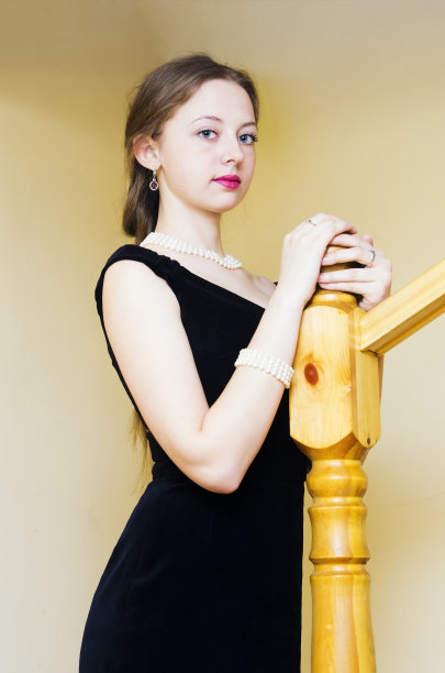 一个穿着晚礼服的小女孩的肖像图片下载