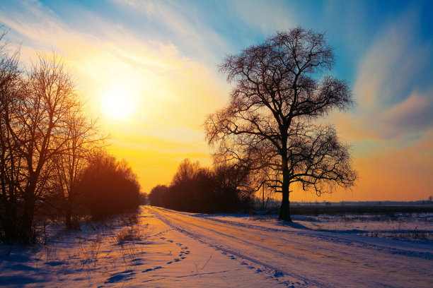 日落时分下雪的乡村道路图片下载
