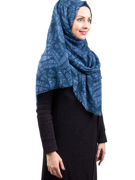 戴着围巾的漂亮年轻穆斯林女性肖像图片下载