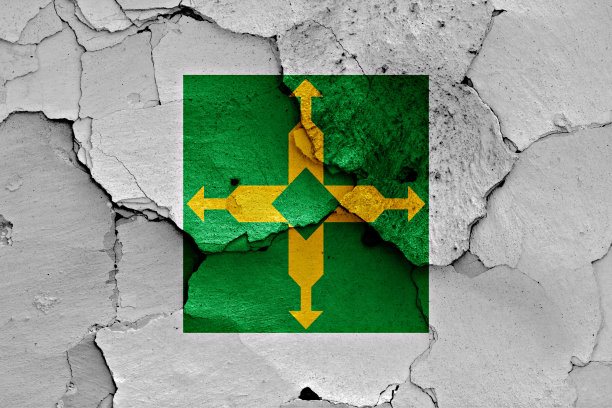 巴西利亚国旗被画在裂缝的墙上图片下载