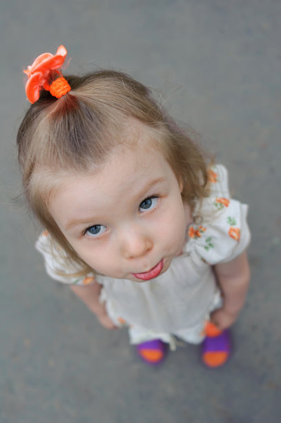 一脸恳求的小孩图片下载