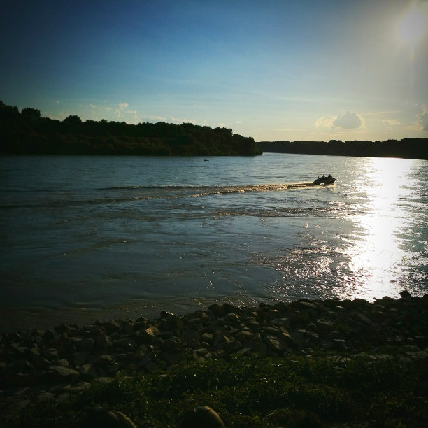 河边的景色与天空和船在水上图片下载