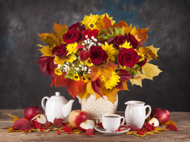 秋天的静物画。茶，花和黄叶。图片下载
