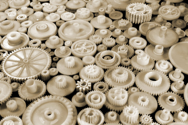 白色塑料齿轮和齿轮上的黑色背景图片下载