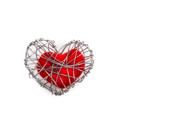 针织铁丝笼红色织心，白色背景素材图片