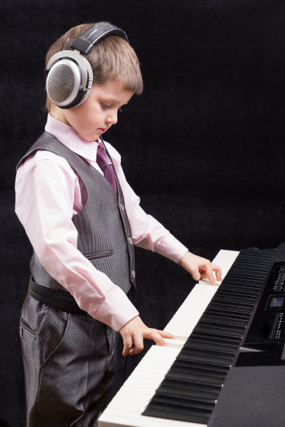 这孩子弹钢琴。图片下载