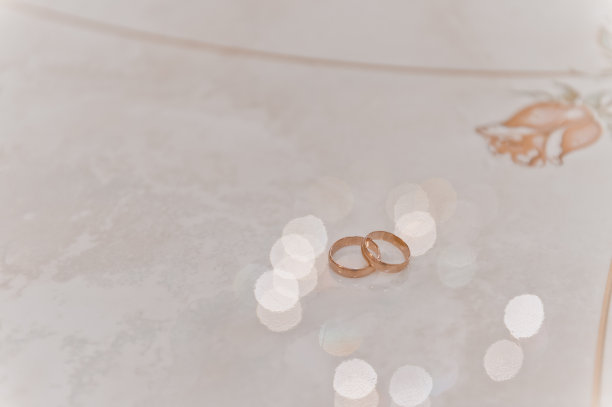 结婚戒指放在桌上的一个托盘里图片下载