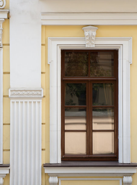 一幢旧建筑的窗户。图片下载