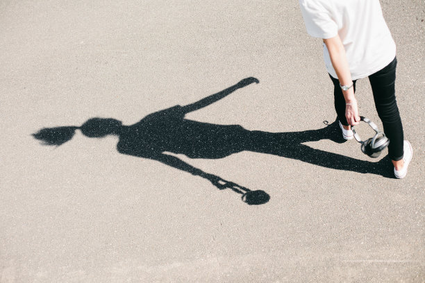 带着耳机的女人的影子照片图片下载