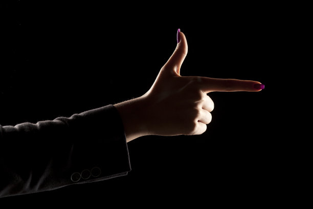 女人的手举着一把枪图片下载