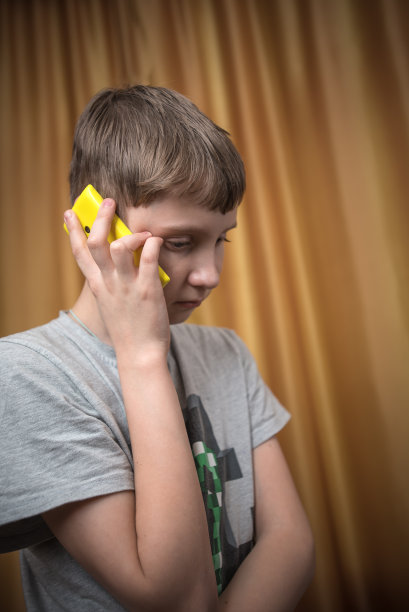 那个拿着手机的少年的男孩图片下载