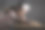 用卷尺量木板的妇女素材图片