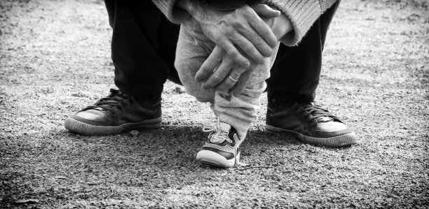 黑白照片。儿童和成人的腿。图片下载