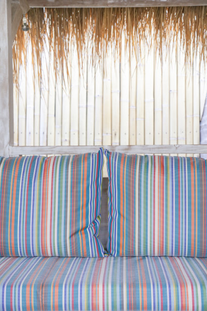 带靠垫的条纹沙发图片下载