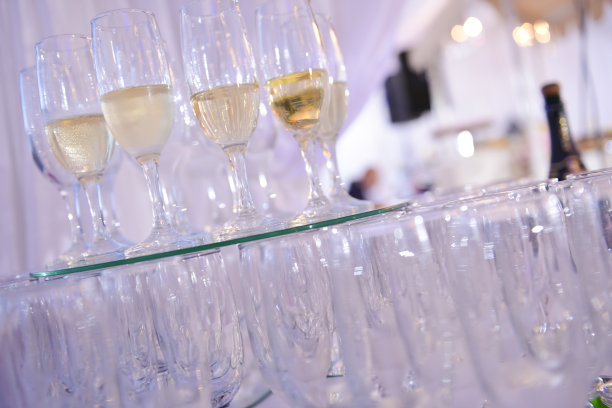几杯香槟放在镜子上图片下载