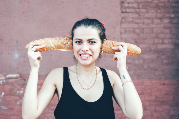 玩弄面包的女人图片下载