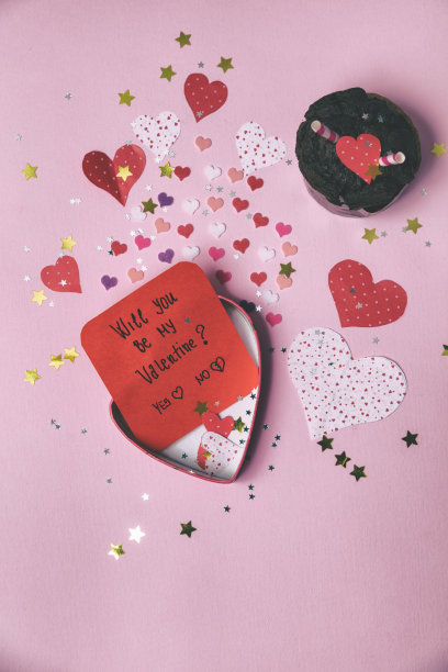 情人节背景与情书和纸杯蛋糕。图片下载