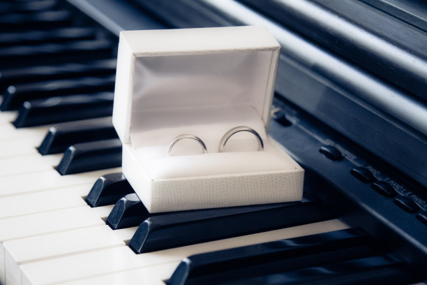 钢琴上的结婚戒指图片下载