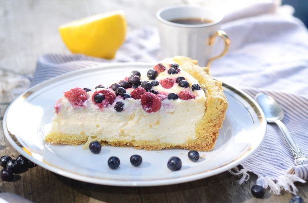 阳光明媚的照片和乡村风格的早餐。芝士蛋糕图片下载
