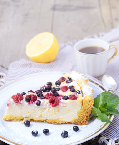 阳光明媚的照片和乡村风格的早餐。芝士蛋糕图片下载