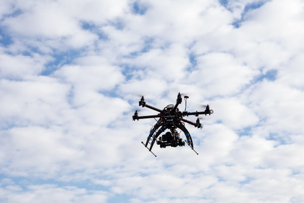 天空背景上的无人机图片下载