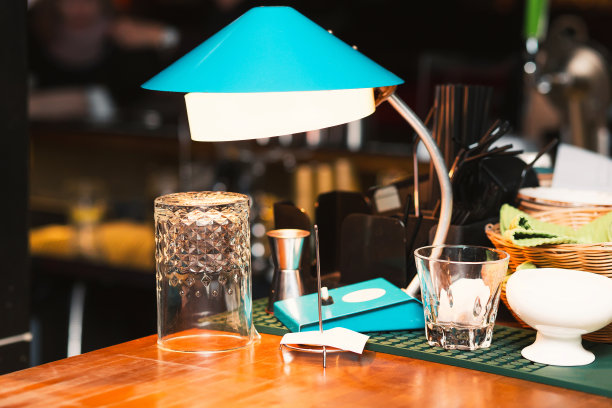 吧台上的台灯。空的玻璃图片下载