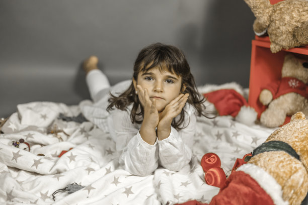 肖像美丽的梦想家女孩在圣诞节的时间。在家里图片下载