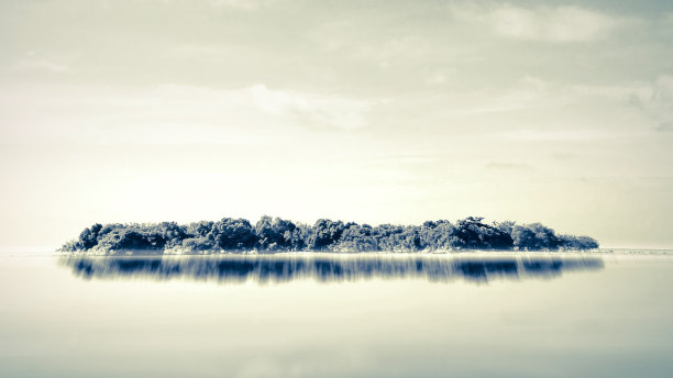 热带海域带小木屋的小岛图片下载