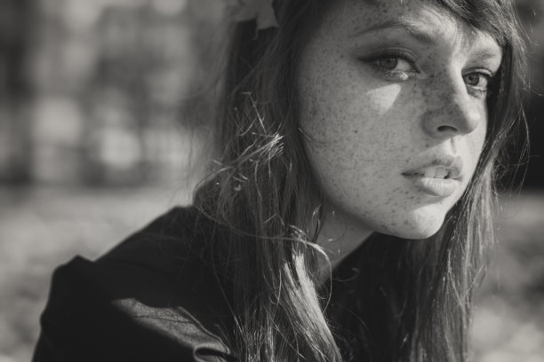 美丽的红发雀斑女人在秋天公园图片下载